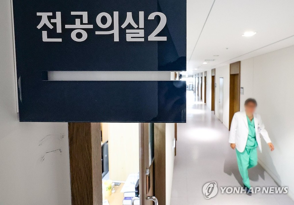 돌아오지 않는 병원 전공의들 (서울=연합뉴스) 김성민 기자 = 사진은 이날 서울 종로구 서울대병원 전공의실 앞 복도의 모습. 2025.2.25 ksm7976@yna.co.kr