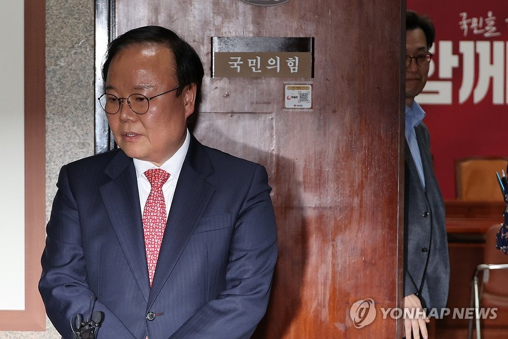 김문수·한덕수 후보 단일화 협상 결렬 (서울=연합뉴스) 김주성 기자 = 국민의힘 김문수 대선 후보 측의 김재원 비서실장(왼쪽)이 9일 서울 여의도 국회에서 재개된 국민의힘 김문수 대선 후보와 무소속 한덕수 대선 예비 후보 간의 단일화 협상이 결렬된 후 나와 취재진 질문에 답하고 있다. 오른쪽은 협상에 참석한 무소속 한덕수 대선 예비후보 측의 손영택 전 국무총리 비서실장. 2025.5.9 utzza@yna.co.kr