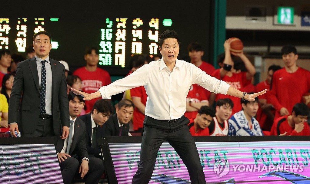 SK 전희철 감독 작전 지시 (창원=연합뉴스) 김동민 기자 = 15일 경남 창원체육관에서 열린 2024∼2025시즌 프로농구 창원 LG 세이커스와 서울 SK 나이츠의 챔피언결정전 6차전 경기. SK 전희철 감독이 2쿼터에 작전 지시를 내리고 있다. 2025.5.15 image@yna.co.kr