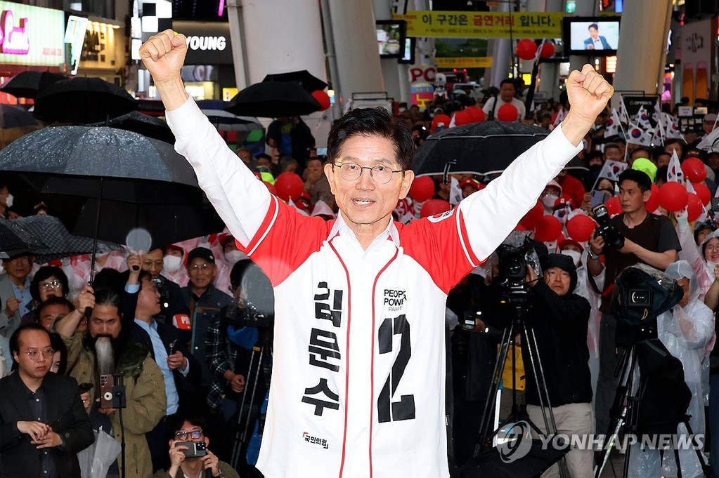 김문수 후보, 으능정이거리 유세 (대전=연합뉴스) 박동주 기자 = 국민의힘 김문수 대선 후보가 16일 대전 중구 으능정이거리 일대에서 유세를 하고 있다. 2025.5.16 [공동취재] pdj6635@yna.co.kr