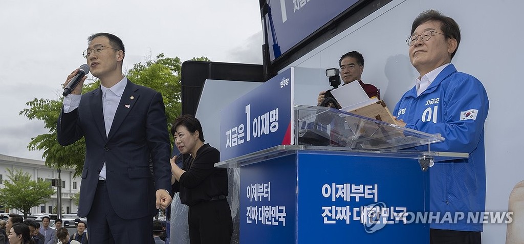 이재명 후보 익산 유세에서 발언하는 무소속 김상욱 의원 (익산=연합뉴스) 황광모 기자 = 무소속 김상욱 의원이 16일 전북 익산시 익산역 동부광장에서 열린 더불어민주당 이재명 대선후보 유세에 참가해 연설하고 있다. 2025.5.16 hkmpooh@yna.co.kr