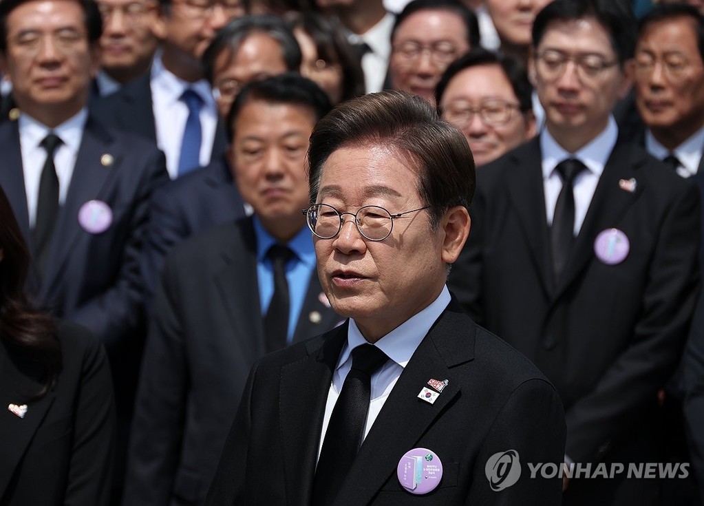 개헌 입장 공개 관련 질문에 답하는 이재명 후보 (광주=연합뉴스) 황광모 기자 = 더불어민주당 이재명 대선후보가 18일 광주광역시 북구 국립 5·18민주묘지에서 열린 5·18민주화운동 45주년 기념식에 참석한 뒤 취재진과 만나 이날 발표한 개헌 관련 입장에 대한 질문에 답하고 있다. 2025.5.18 [공동 취재] hkmpooh@yna.co.kr