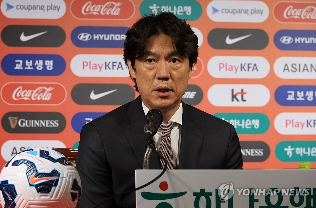 질문에 답하는 홍명보 감독 (서울=연합뉴스) 최재구 기자 = 홍명보 축구대표팀 감독이 26일 서울 축구회관에서 월드컵 축구 3차 예선 6월 A매치 명단을 발표하고 질문에 답하고 있다. 2025.5.26 jjaeck9@yna.co.kr