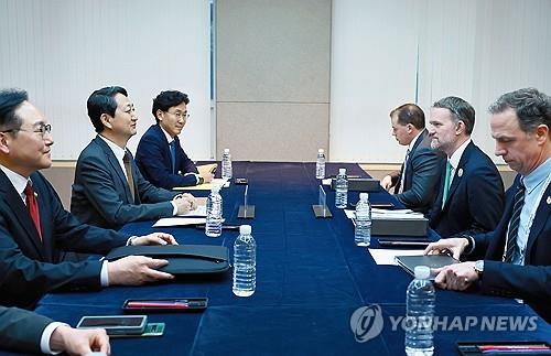 안덕근 장관, 미국 무역대표부 대표 면담 (서울=연합뉴스) 안덕근 산업통상자원부 장관이 지난 16일 제주 서귀포시 제주국제컨벤션센터(ICC)에서 제이미슨 그리어 미국 무역대표부 대표와 면담하고 있다. 2025.5.16 [산업통상자원부 제공. 재판매 및 DB 금지] photo@yna.co.kr