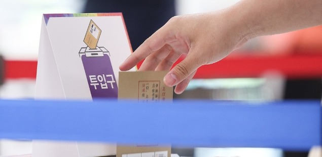 '표는 던져졌다' (대구=연합뉴스) 윤관식 기자 = 제21대 대통령 선거 사전투표 첫날인 29일 대구 달성군 유가읍 행정복지센터에 마련된 사전투표소를 찾은 유권자가 투표하고 있다. 2025.5.29 psik@yna.co.kr