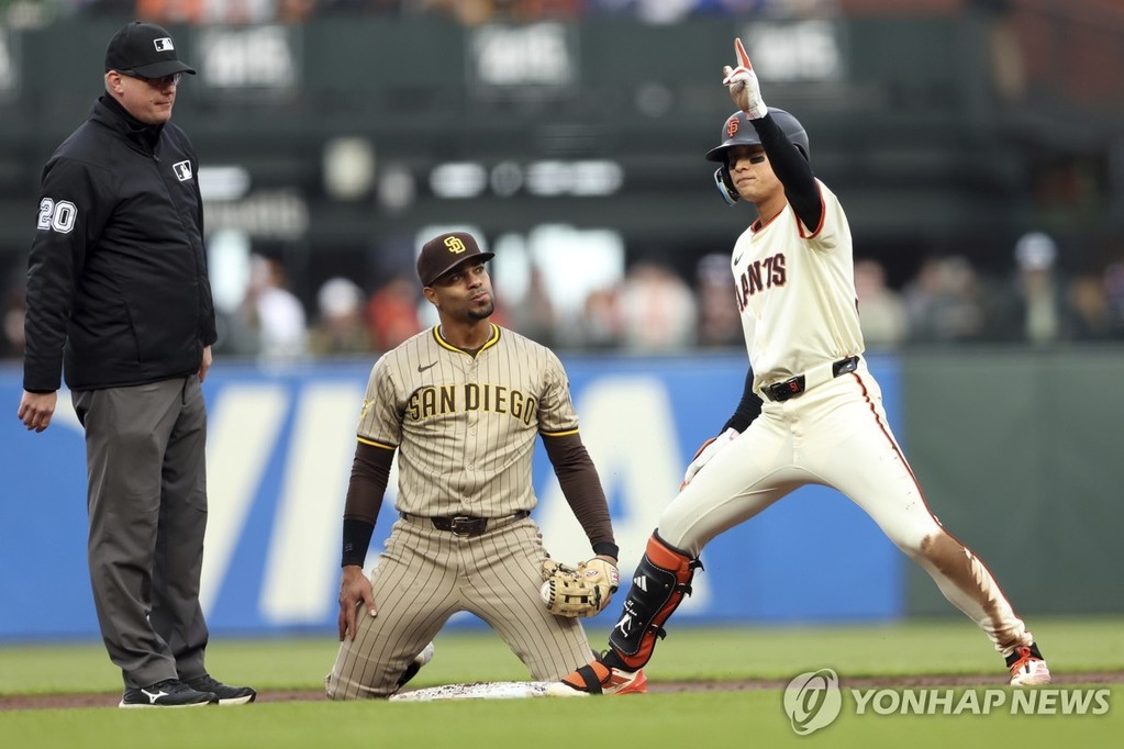 2루 안착한 이정후(오른쪽) [AP=연합뉴스]