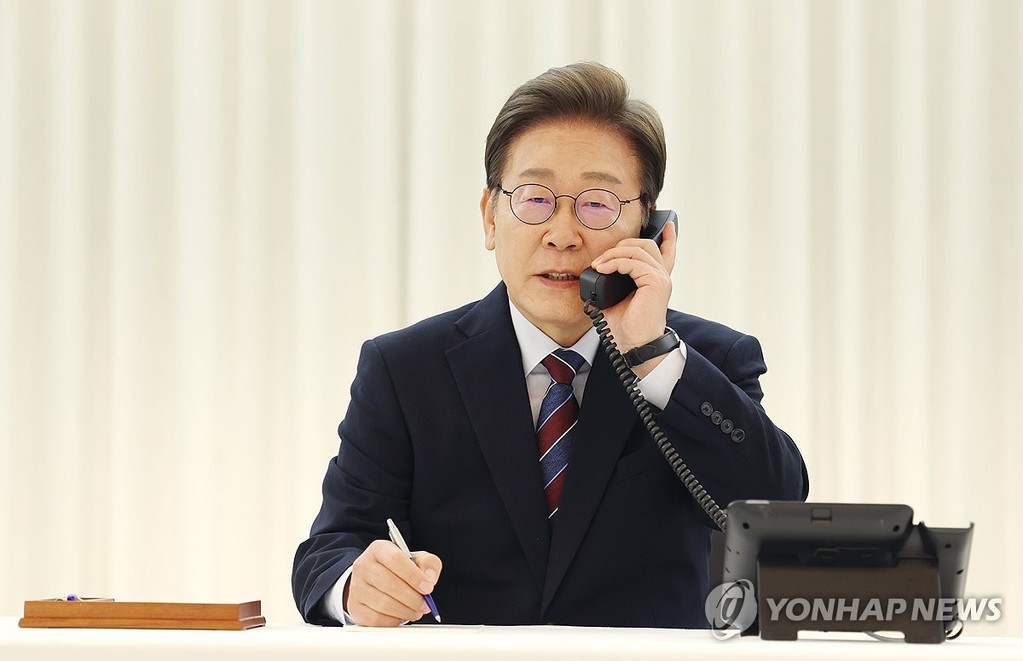 트럼프 대통령과 전화 통화 갖는 이재명 대통령 (서울=연합뉴스) 홍해인 기자 = 이재명 대통령이 6일 서울 한남동 관저에서 도널드 트럼프 미국 대통령과 전화 통화를 하기 위해 수화기를 들고 있다. 2025.6.6 hihong@yna.co.kr
