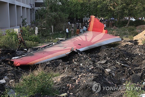 사고 현장서 발견된 여객기 꼬리 부분 [UPI 통신 연합뉴스. 재판매 및 DB 금지]