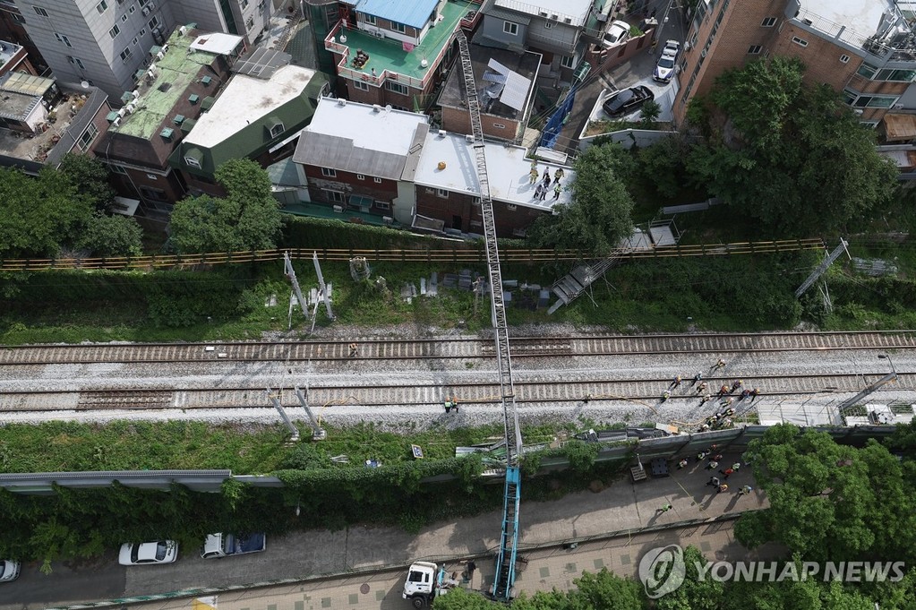 경의중앙선 선로 위로 넘어진 사다리차 (서울=연합뉴스) 김성민 기자 = 13일 서울 서대문구 경의중앙선 가좌역∼신촌역 구간 선로 위로 사다리차가 넘어져 있다. 이 사고로 전기공급 장애가 발생, 열차 운행이 지연되고 있다. 2025.6.13 ksm7976@yna.co.kr
