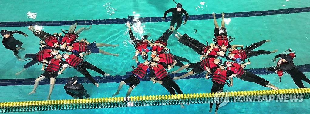 해군SSU와 함께하는 초등 생존수영 교육 (서귀포=연합뉴스) 박지호 기자 = 16일 오전 제주 서귀포시 강정동 제주해군기지 내 김영관센터 수영장에서 강정초 학생들이 해군 SSU대원들로부터 생존수영 교육을 받고 있다.
    이 교육은 서귀포시교육지원청과 해군 제7기동전단, SSU가 함께 마련했다. 2024.7.16 jihopark@yna.co.kr