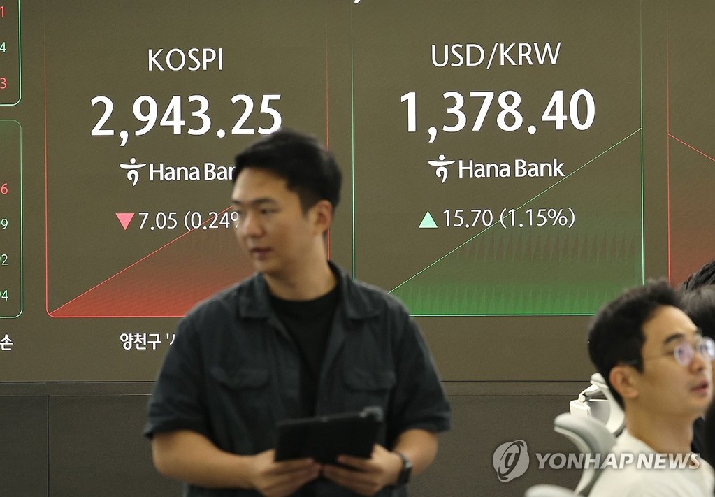 코스피 하락 출발 (서울=연합뉴스) 서명곤 기자 = 코스피가 장 초반 약보합세로 출발한 18일 서울 중구 하나은행 딜링룸에서 한 딜러가 자리로 향하고 있다.  2025.6.18 seephoto@yna.co.kr