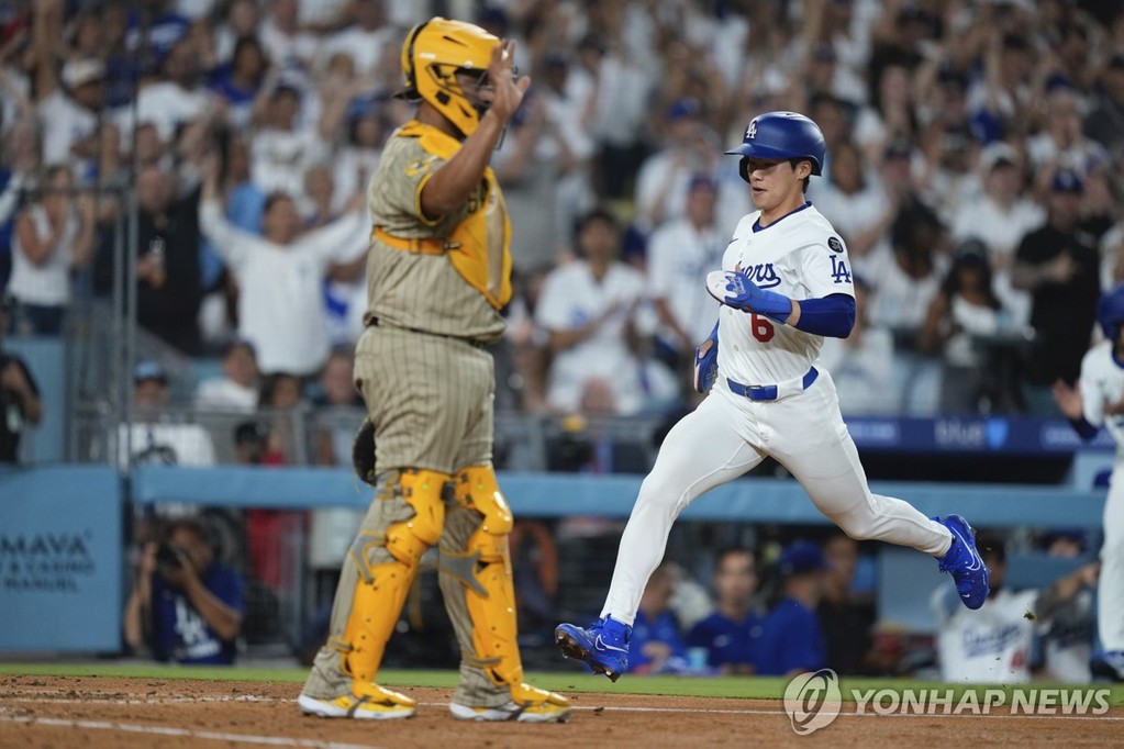 5회 러싱의 적시타 때 홈에 들어오는 김혜성 [AP=연합뉴스]