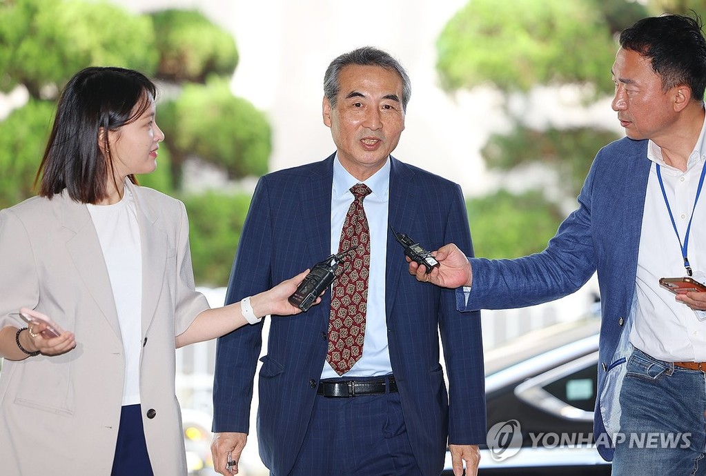 출근하는 민중기 특검 (서울=연합뉴스) 김도훈 기자 = 윤석열 전 대통령 부인 김건희 여사 관련 의혹을 수사하는 민중기 특별검사가 23일 서울 서초구 서초동에 마련된 임시 사무실로 출근하며 취재진 질문에 답하고 있다. 2025.6.23 superdoo82@yna.co.kr