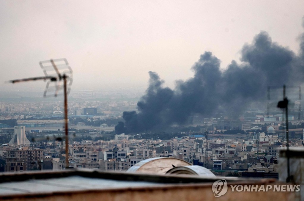 이스라엘의 공격으로 연기가 피어오르는 이란 테헤란 모습 [AFP=연합뉴스 자료사진. 재판매 및 DB 금지]