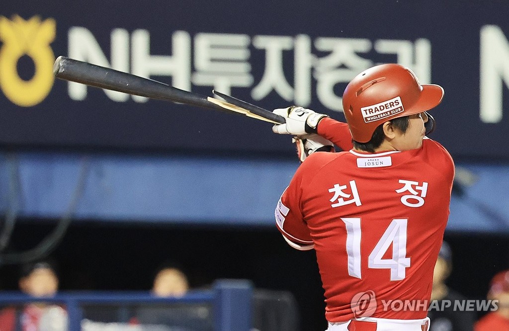 최정, 방망이 부러지며 아쉬운 플라이 (서울=연합뉴스) 최재구 기자 = 21일 서울 잠실야구장에서 열린 프로야구 SSG와 두산의 경기. 6회 초 무사 주자 1,2루 SSG 최정이 2루수 플라이를 치고 있다. 2025.5.21 jjaeck9@yna.co.kr