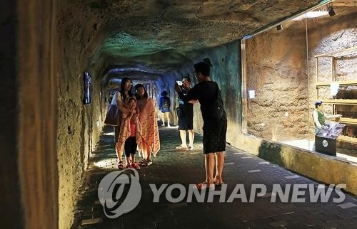보령냉풍욕장서 더위 식히는 관광객 [보령시 제공. 재판매 및 DB 금지]