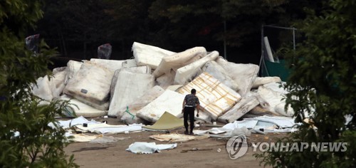 라돈침대 해체작업 [연합뉴스 자료사진]