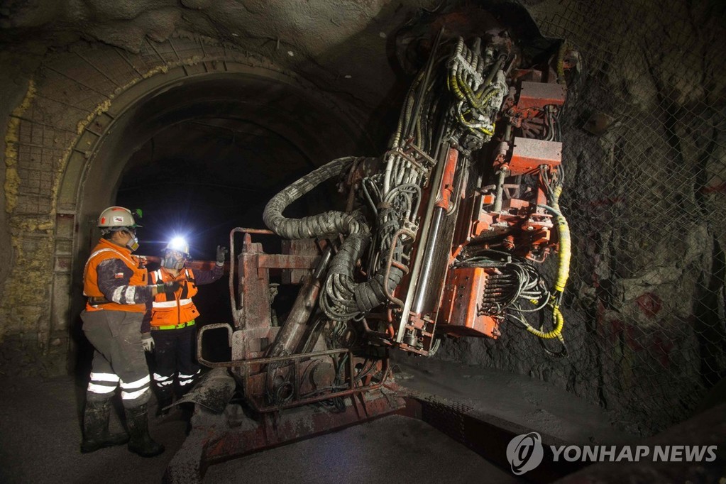 칠레 추키카마타 구리 광산에서 일하는 근로자 [AFP 연합뉴스 자료사진. 재판매 및 DB 금지]