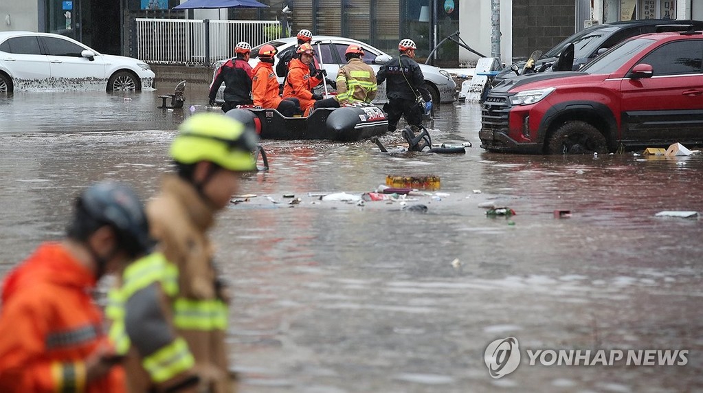 침수된 대구 북구서 수색하는 119구조대 (대구=연합뉴스) 김현태 기자 = 17일 오후 대구 북구 노곡동에서 119구조대가 보트를 타고 인명 수색을 하고 있다. 이날 갑작스러운 폭우로 노곡동 일대가 침수됐다. 2025.7.17 mtkht@yna.co.kr