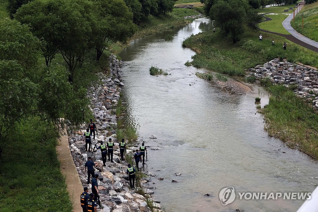 불어난 물에 휩쓸린 실종자 수색작업 중인 경찰 [양영석 기자]