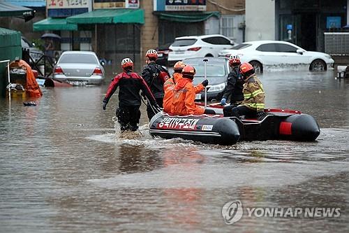 폭우로 물에 잠긴 대구 북구 (대구=연합뉴스) 김현태 기자 = 17일 오후 대구 북구 노곡동에서 119구조대가 보트를 타고 인명 수색을 하고 있다. 이날 갑작스러운 폭우로 노곡동 일대가 침수됐다. 2025.7.17
mtkht@yna.co.kr
