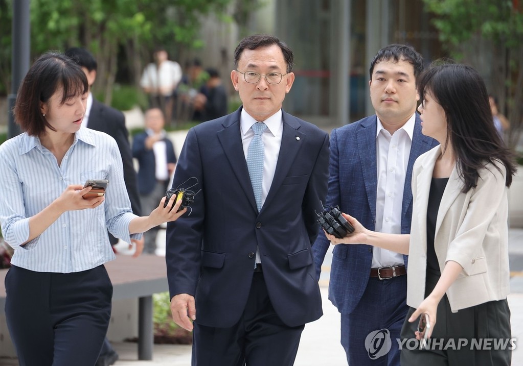 김건희 특검 출석하는 정근수 전 신한은행 부행장 (서울=연합뉴스) 류영석 기자 = 정근수 전 신한은행 부행장이 23일 서울 종로구 KT광화문빌딩에 마련된 김건희 여사 관련 의혹을 수사 중인 민중기 특별검사팀 사무실에 출석하고 있다. 2025.7.23 ondol@yna.co.kr