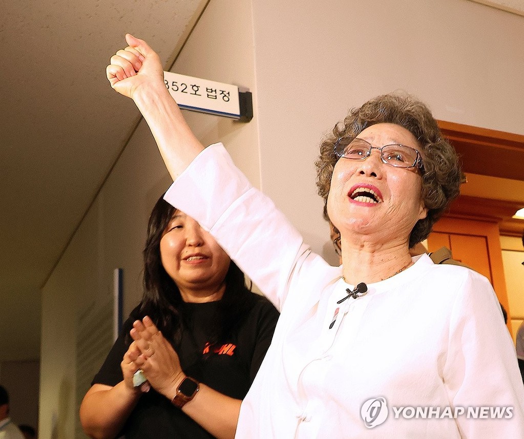 61년 만에 인정받은 정당방위 (부산=연합뉴스) 손형주 기자 = 61년 전 자신을 성폭행하려던 남성의 혀를 깨물어 중상해 혐의 유죄 판결을 받았던 최말자(78)씨가 23일 부산지법에서 열린 재심 첫 공판을 마치고 법정을 나서며 