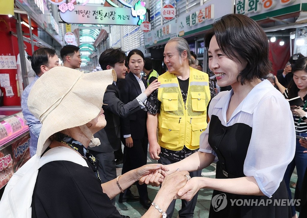 김혜경 여사, 전통시장에서 시민과 인사 (인천=연합뉴스) 홍해인 기자 = 김혜경 여사가 25일 인천 계양산전통시장을 방문해 한 시민과 인사하고 있다. 2025.7.25 [대통령실통신사진기자단] hihong@yna.co.kr