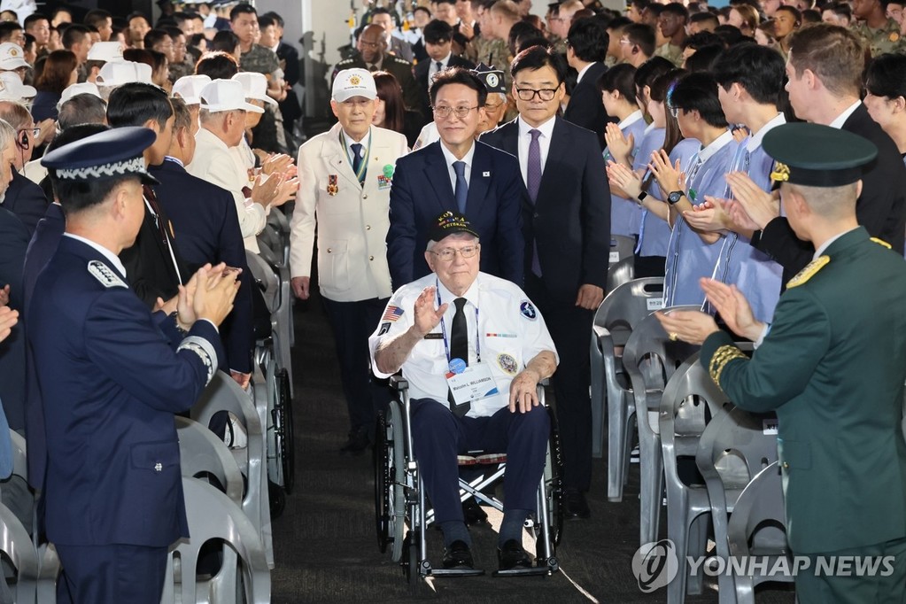 김민석 국무총리, 유엔국 참전의 날 기념식 입장 (고양=연합뉴스) 이정훈 기자 = 김민석 국무총리가 27일 경기도 고양시 킨텍스에서 열린 유엔군 참전의 날 기념식에 입장하고 있다. 2025.7.27 uwg806@yna.co.kr