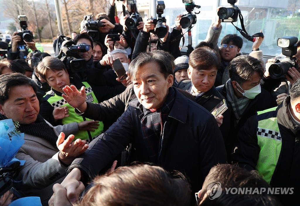 서울구치소 향하는 조국 전 대표 (의왕=연합뉴스) 박동주 기자 = 자녀 입시 비리와 청와대 감찰 무마 등 혐의로 기소돼 징역 2년 형이 확정된 조국혁신당 조국 전 대표가 16일 오전 경기도 의왕 서울구치소로 향하고 있다. 2024.12.16 pdj6635@yna.co.kr