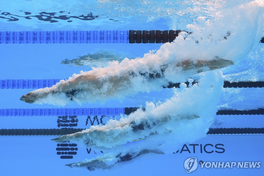 황선우(가운데)의 자유형 100ｍ 입수 [AP=연합뉴스]