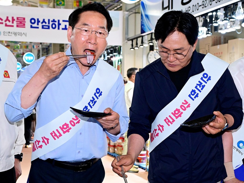 강화도에서 수산물 시식하는 유정복 인천시장(왼쪽)과 박용철 강화군수 [인천시 제공. 재판매 및 DB 금지]
