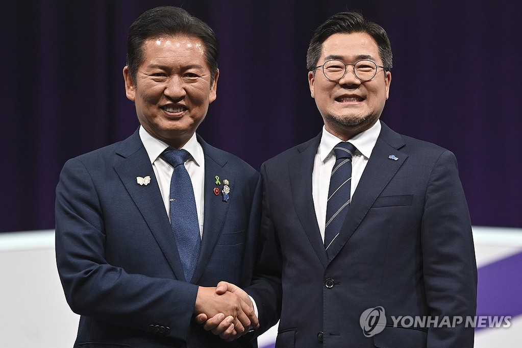 민주당 당대표 후보 토론회 (서울=연합뉴스) 더불어민주당 정청래(왼쪽) · 박찬대 당대표 후보들이 29일 오후 서울 마포구 MBC에서 열린 TV토론회에 참석해 기념촬영을 하고 있다. 2025.7.29 [국회사진기자단] photo@yna.co.kr