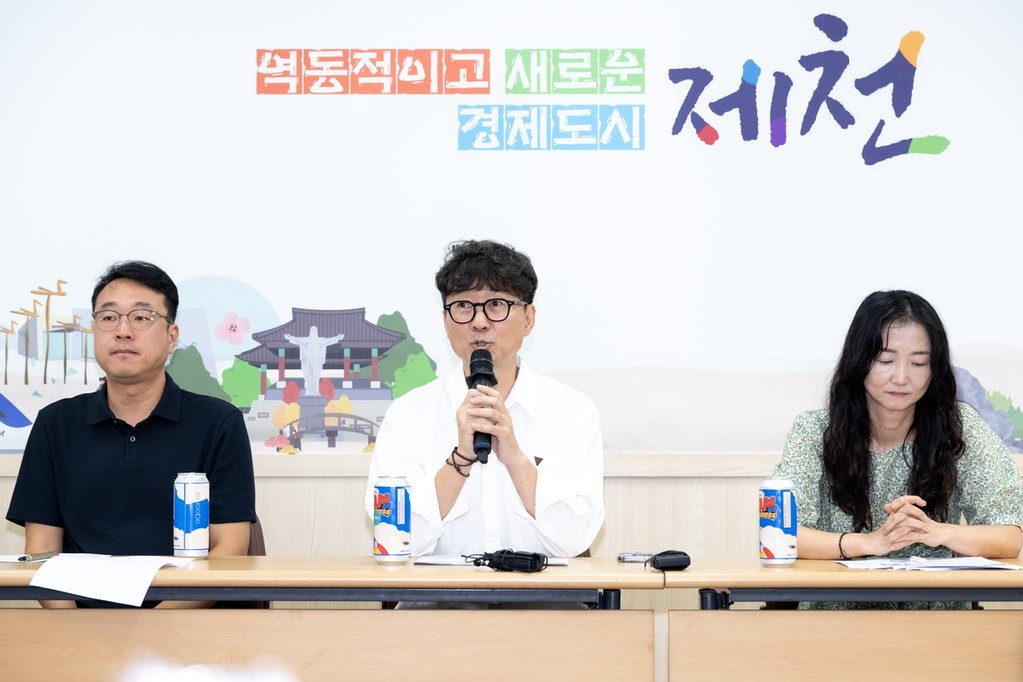왼쪽부터 최일준 사무국장, 장항준 집행위원장, 조명진 프로그래머 [제천시 제공. 재판매 및 DB 금지]