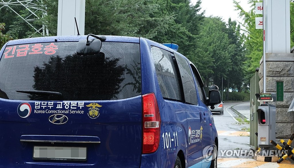서울구치소로 들어서는 호송차량 (의왕=연합뉴스) 이진욱 기자 = 조은석 내란 특검팀이 소환에 불응한 윤석열 전 대통령에 대해 강제구인 절차에 들어간 가운데 14일 윤 전 대통령이 수감된 서울구치소로 법무부 호송차량이 들어가고 있다. 2025.7.14 cityboy@yna.co.kr