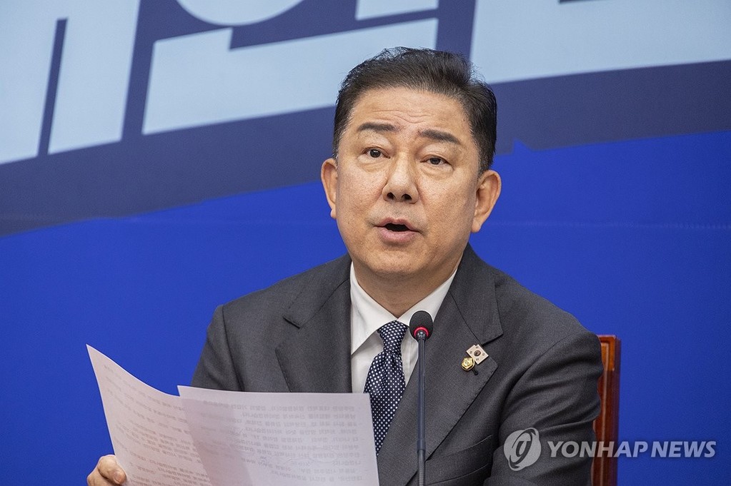 당 대표 선거 하루 앞두고 열린 민주당 최고위원회의 (서울=연합뉴스) 황광모 기자 = 더불어민주당 김병기 당 대표 권한대행 겸 원내대표가 1일 국회에서 열린 최고위원회의에서 발언하고 있다. 2025.8.1 hkmpooh@yna.co.kr