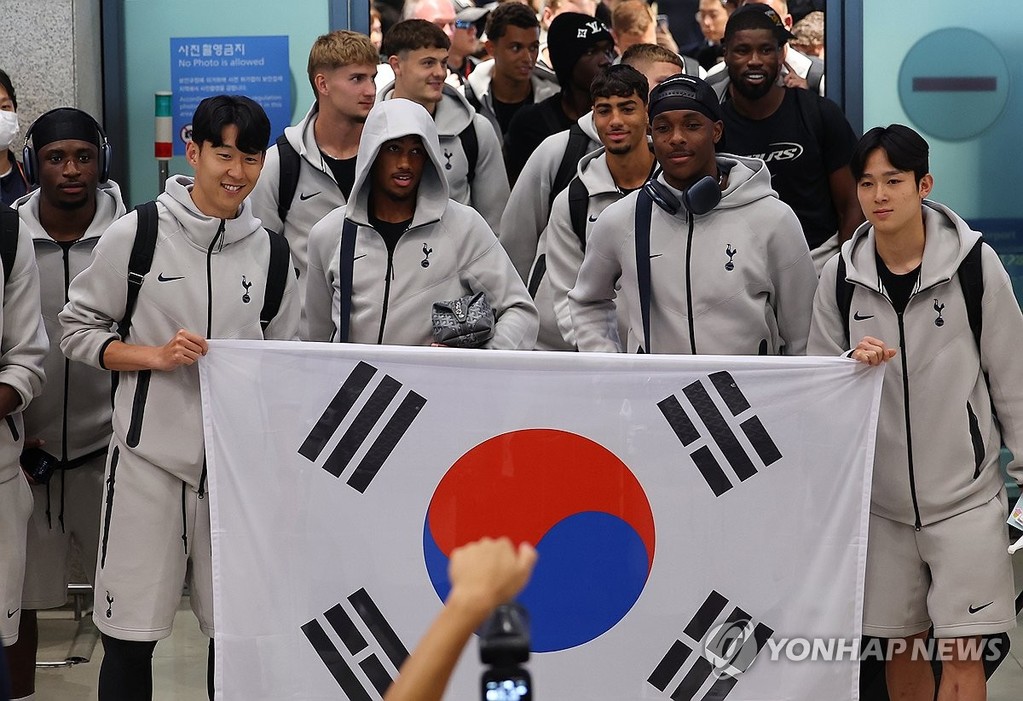 입국하는 토트넘 홋스퍼 선수들 (영종도=연합뉴스) 김도훈 기자 = 잉글랜드 프리미어리그 토트넘 홋스퍼 손흥민, 양민혁을 비롯한 선수들이 1일 인천국제공항 제1터미널을 통해 입국하고 있다.
    토트넘은 오는 3일 오후 8시 서울 월드컵경기장에서 뉴캐슬 유나이티드와 친선전을 치른다. 2025.8.1 superdoo82@yna.co.kr