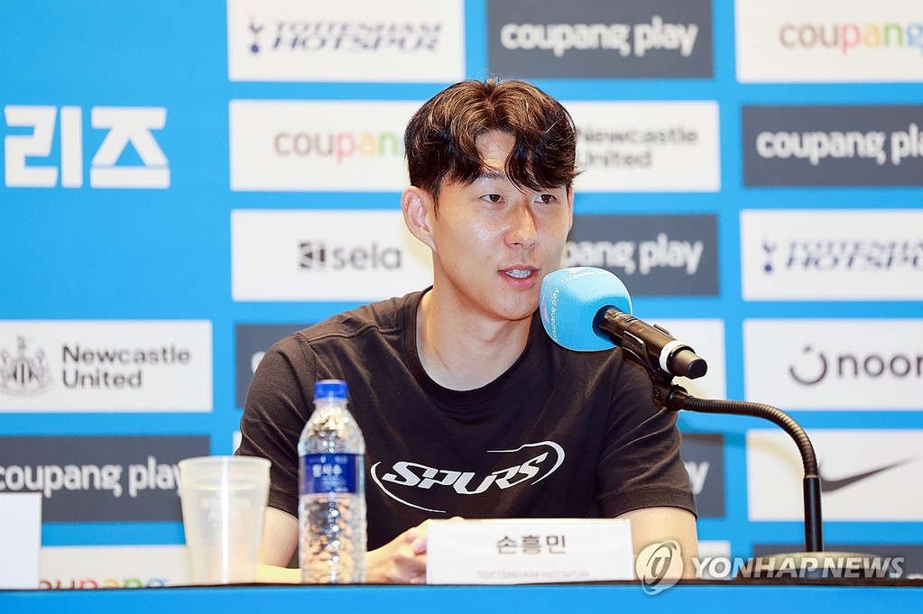 쿠팡플레이 시리즈 기자회견 참석한 손흥민 (서울=연합뉴스) 신현우 기자 = 잉글랜드 프로축구 토트넘 손흥민이 2일 서울 영등포구 IFC 더포럼에서 열린 2025 쿠팡플레이 시리즈 기자회견에 참석해 취재진 질문에 답하고 있다.
    이날 손흥민은 기자회견에 앞서 별도의 발언을 통해 
