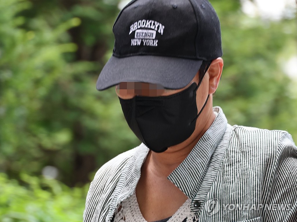 남편 중요 부위 절단한 아내 구속심사 출석 (인천=연합뉴스) 홍현기 기자 = 남편의 신체 중요 부위를 절단해 살해하려 한 혐의를 받는 50대 여성이 2일 구속 전 피의자 심문(영장실질심사)이 열리는 인천지법에 들어서고 있다. 2025.8.2 hong@yna.co.kr