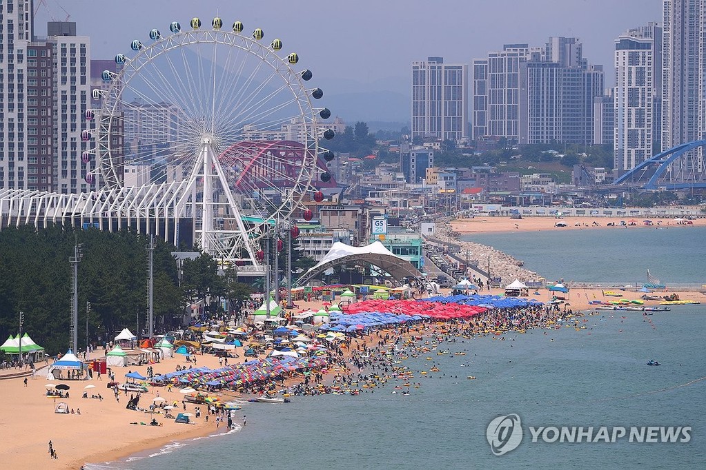 무더위 속 즐기는 물놀이 (속초=연합뉴스) 류호준 기자 = 전국 대부분 지역에 폭염 특보가 발효된 2일 강원 속초 해수욕장 일원에서 피서객들이 물놀이를 즐기고 있다. 2025.8.2 ryu@yna.co.kr