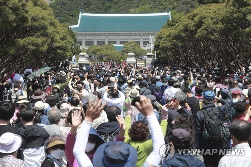 청와대, 74년 만에 개방 (서울=연합뉴스) 국민대표 74인을 비롯한 시민들이 10일 오전 서울 종로구 청와대에 들어서고 있다. 청와대 개방은 74년 만에 처음이다. 2022.5.10 [인수위사진기자단] photo@yna.co.kr