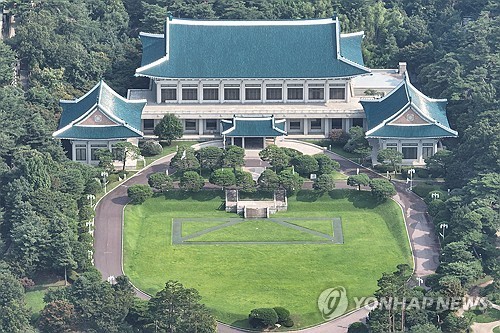 다시 청와대 시대 (서울=연합뉴스) 서대연 기자 = 이재명 대통령이 청와대 집무실 복귀를 예고한 가운데 30일 서울 종로구 청와대의 모습.
     8월 1일부터 보안·안전 점검 등 준비작업을 위해 청와대 관람이 임시 중단된다. 2025.7.30
    dwise@yna.co.kr (끝)