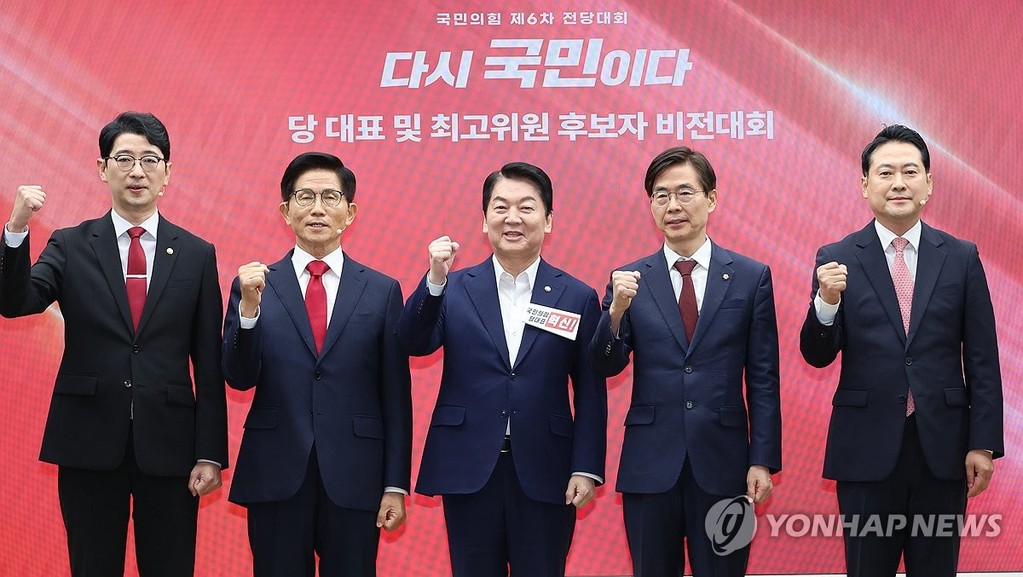 한자리에 모인 국민의힘 당대표 후보들 (서울=연합뉴스) 김주성 기자 = 3일 서울 여의도 국민의힘 당사에서 열린 제6차 전당대회 후보자 비전대회에서 주진우(왼쪽부터)·김문수·안철수·조경태·장동혁 당 대표 후보들이 기념촬영 하고 있다. 2025.8.3 utzza@yna.co.kr