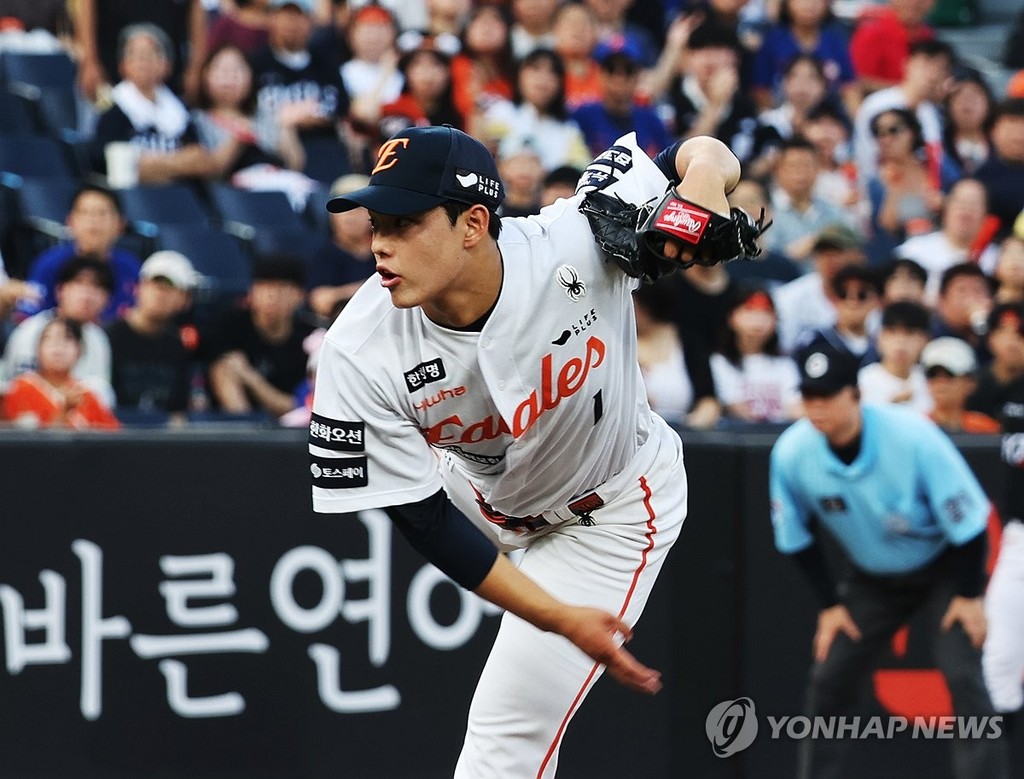 역투하는 문동주 (대전=연합뉴스) 이주형 기자 = 5일 대전 한화생명 볼파크에서 열린 프로야구 2025 신한 SOL 뱅크 KBO리그 kt wiz와 한화 이글스의 경기. 1회 초 한화 선발 문동주가 역투하고 있다. 2025.8.5 coolee@yna.co.kr