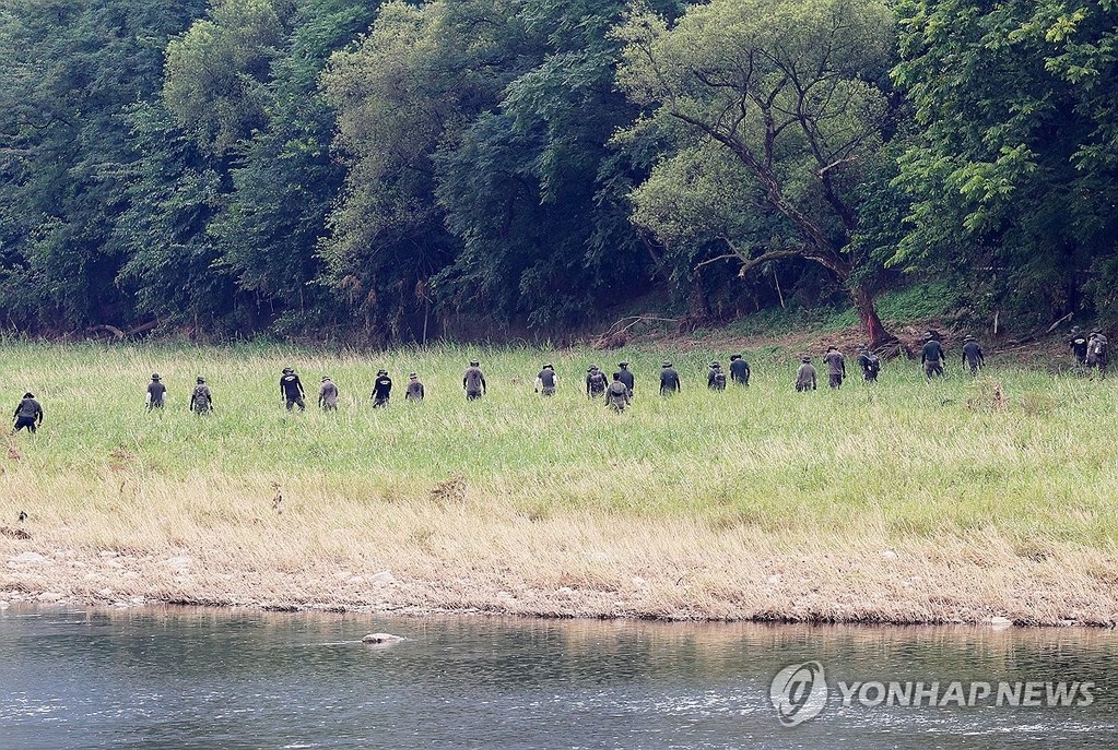 계속되는 실종자 수색 작업 (가평=연합뉴스) 김병만 기자 = 1일 경기도 가평군 집중호우 피해 현장에서 소방대원들이 실종자 수색 작업을 계속하고 있다. 2025.8.1 kimb01@yna.co.kr
