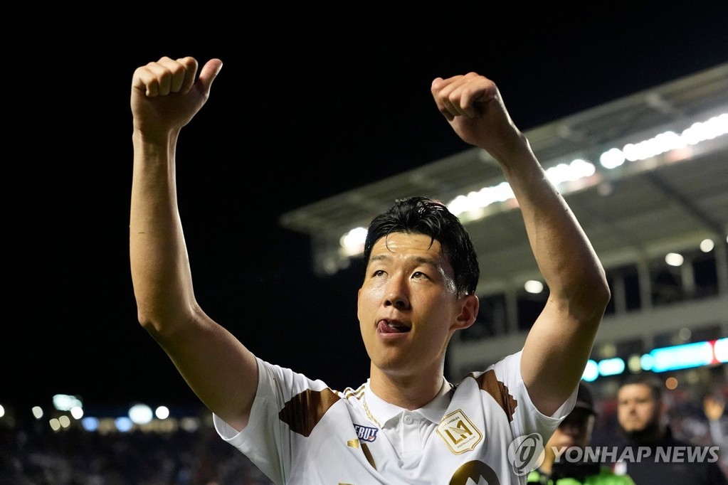 MLS 데뷔전을 치른 뒤 팬들에게 인사하는 LAFC 손흥민. [Getty Images via AFP=연합뉴스]