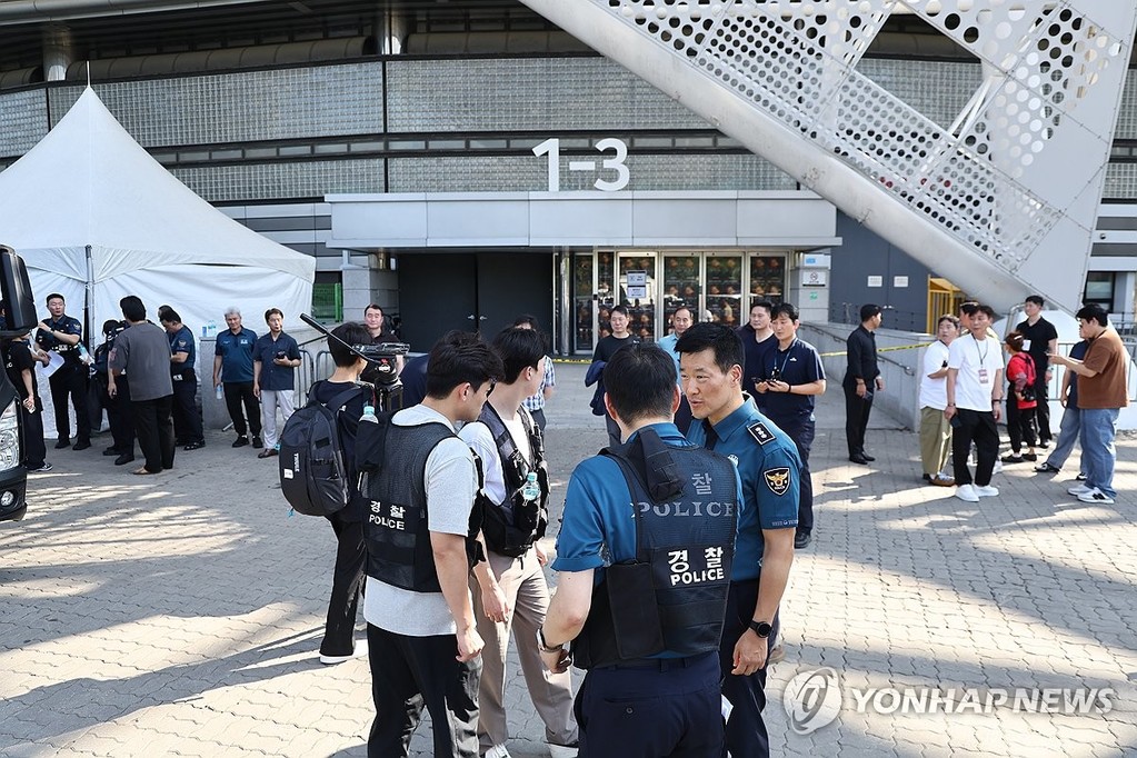 폭발물 신고로 통제된 올림픽체조경기장 (서울=연합뉴스) 윤동진 기자 = 10일 폭발물 설치 신고가 접수된 서울 올림픽공원 KSPO돔(올림픽체조경기장)이 통제돼 있다. 2025.8.10 mon@yna.co.kr