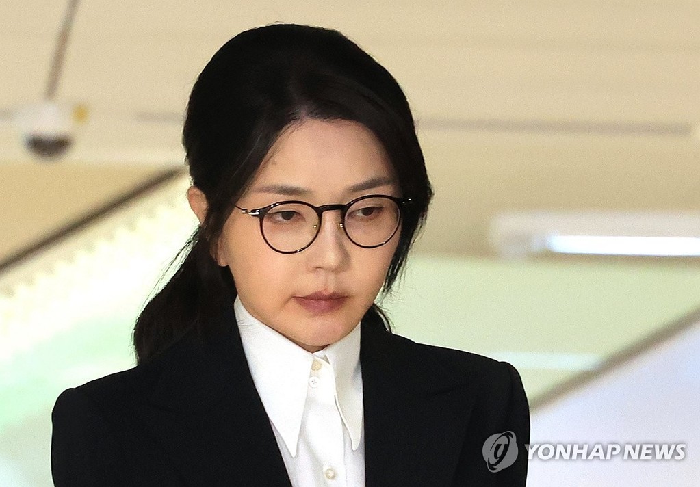 피의자 조사 마친 김건희 여사 (서울=연합뉴스) 최재구 기자 = 윤석열 전 대통령 부인 김건희 여사가 6일 서울 종로구 KT광화문빌딩 웨스트에 마련된 민중기 특별검사팀에서 피의자 신분으로 조사를 받고 귀가하고 있다. 2025.8.6 jjaeck9@yna.co.kr
