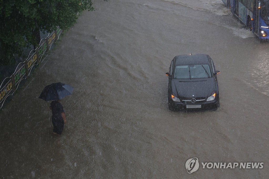 침수된 차량 (의정부=연합뉴스) 임병식 기자 = 수도권에 집중호우가 쏟아진 13일 경기도 의정부시에서 도로가 침수돼 차량이 멈춰 있다. 2025.8.13 andphotodo@yna.co.kr