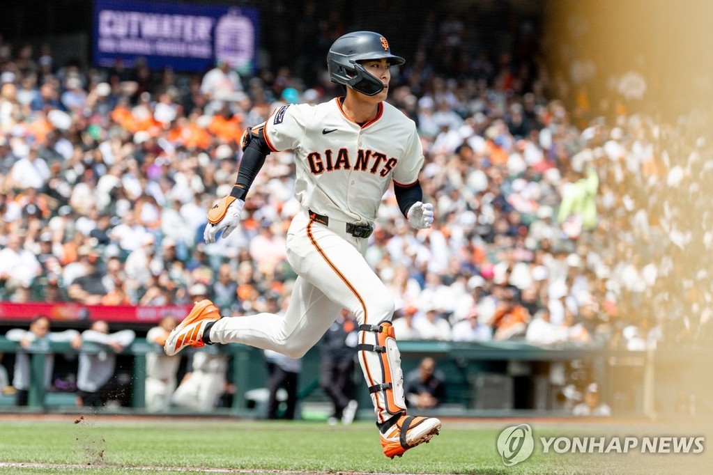 3루타를 치고 달리는 이정후 [Imagn Images=연합뉴스]
